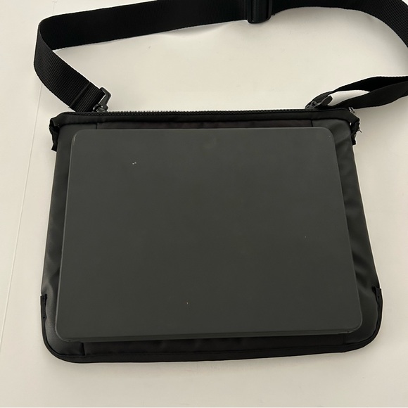 Case Logic Intrata Black small Laptop iPad tablet shoulder bag travel case - Picture 7 of 9